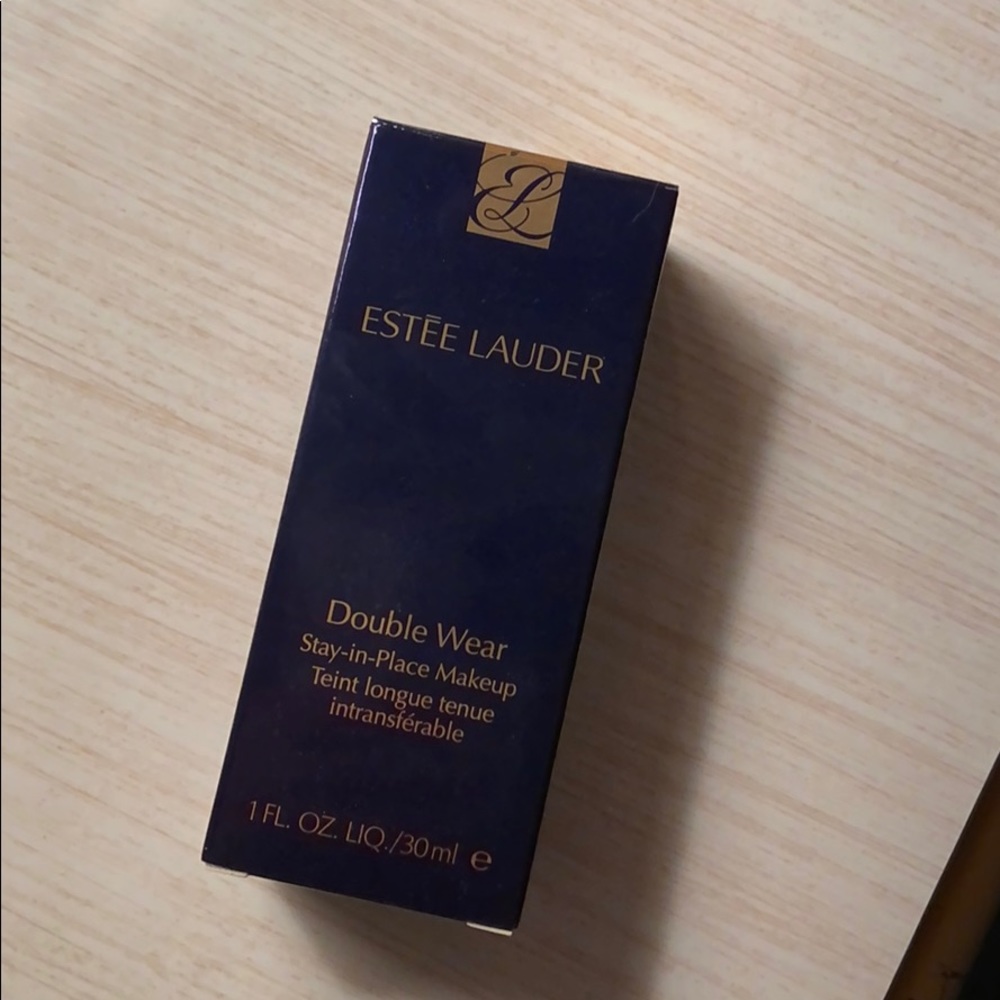 Estee Lauder Double Wear foundation- cool vanilla